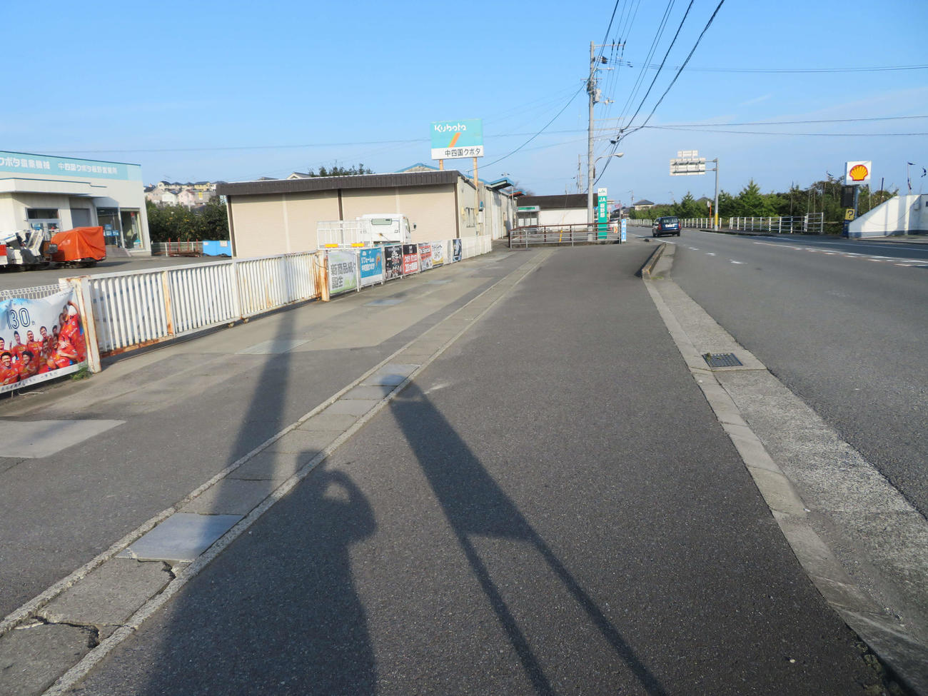 〈3〉犬伏駅があったと思われる場所付近。バス停がないと気づかないかもしれない