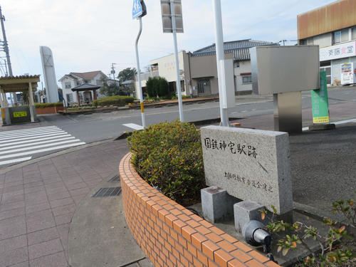 〈2〉前回なぜか見つけられなかった駅跡を示す石碑。奥の公園付近にかつての駅前の風情が残る(今年1月)