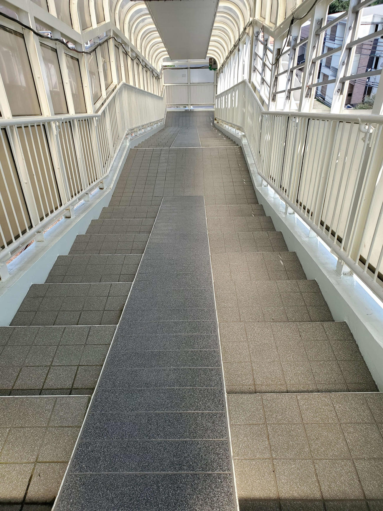 〈11〉長い歩道橋が続く
