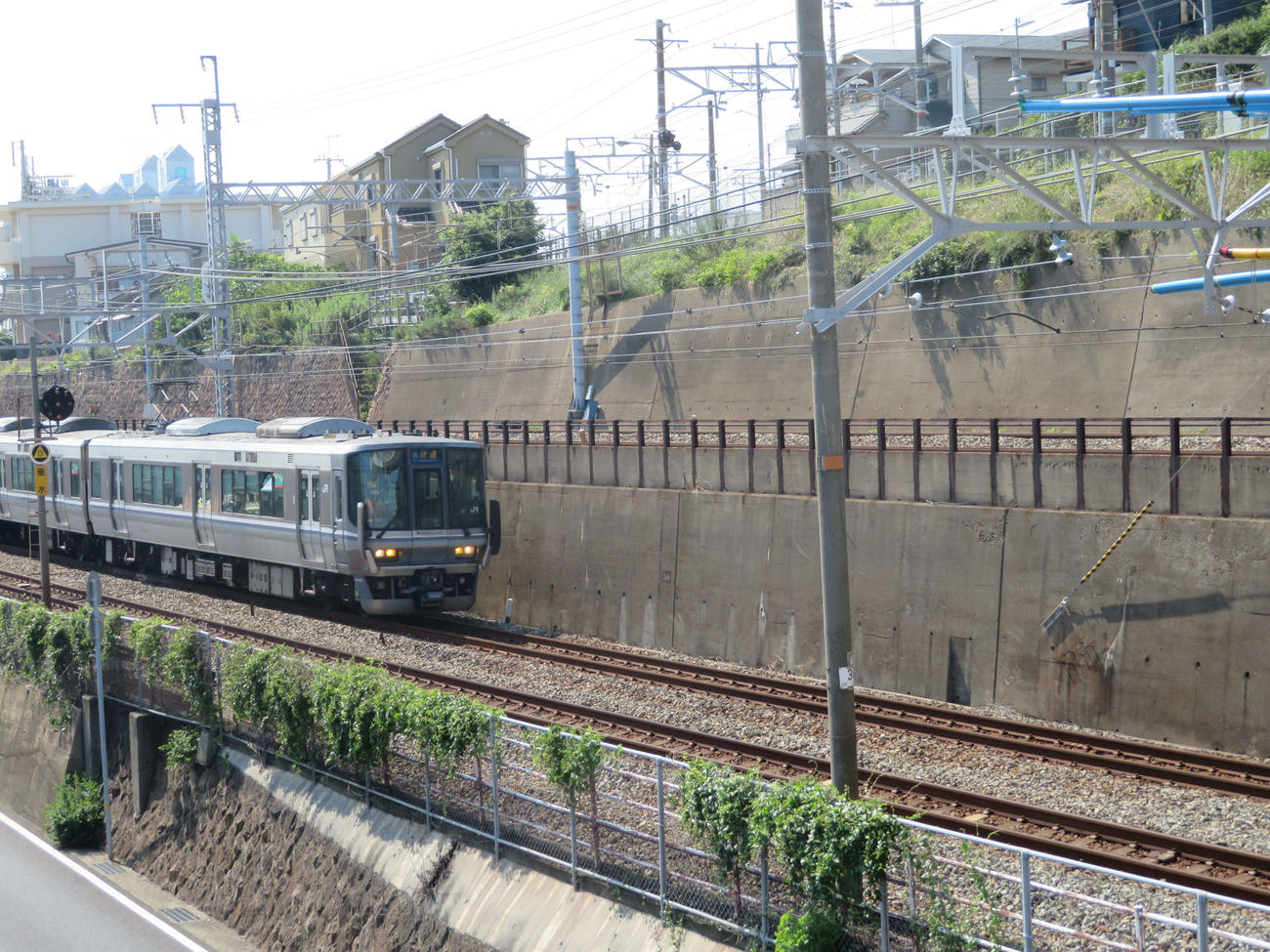 〈12〉上から下へ山陽電鉄とJRの複々線が並ぶので初めて見ると3つの路線が並ぶように見える