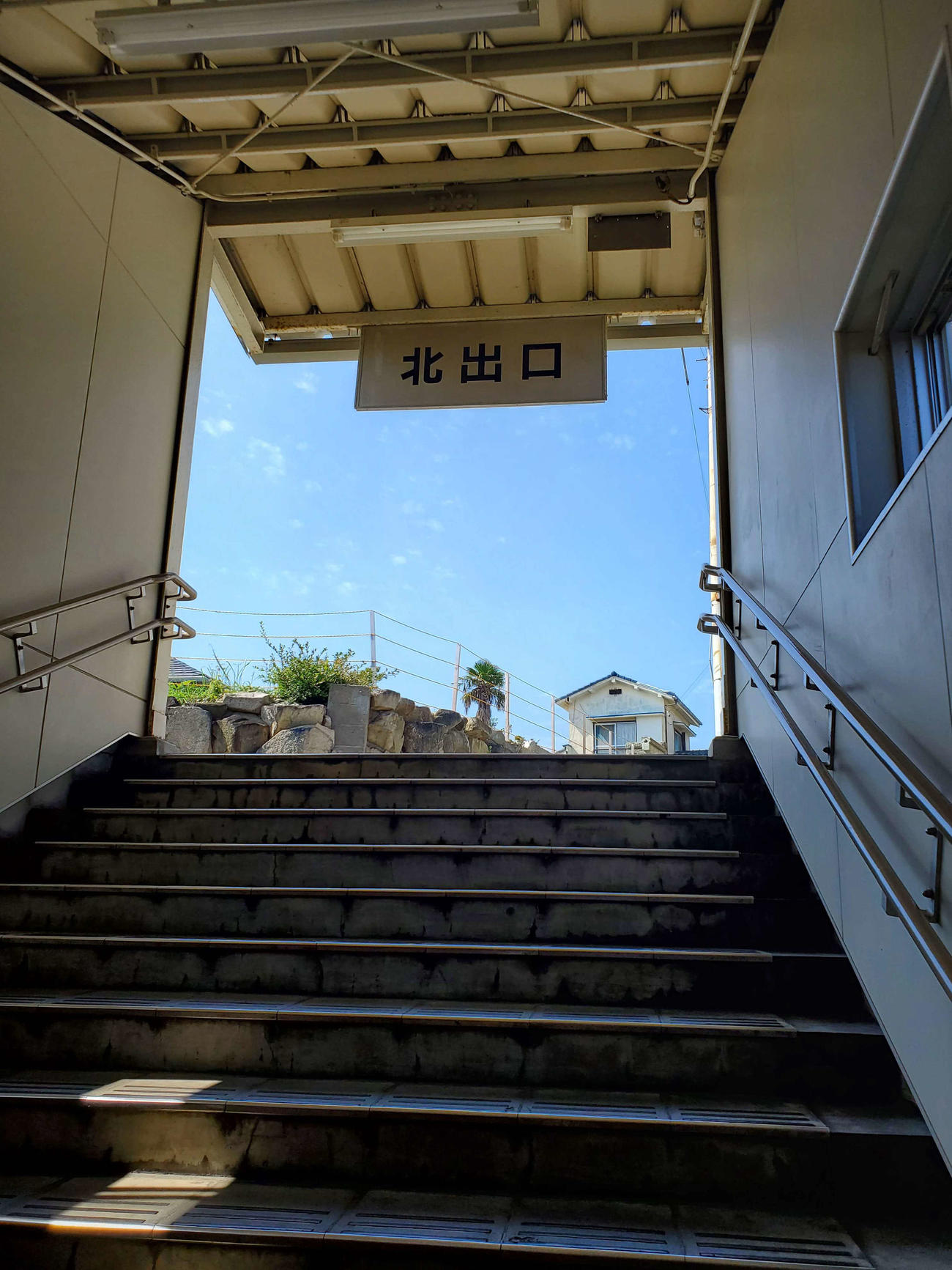 〈6〉階段を少し上がると北出口に出る