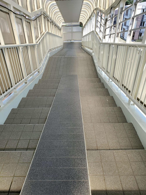 〈11〉長い歩道橋が続く