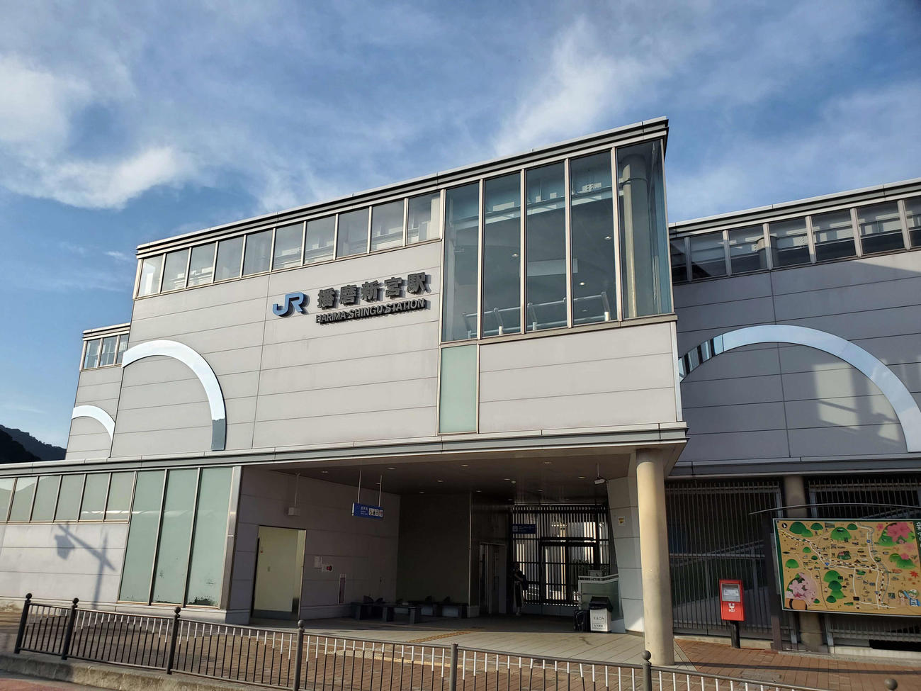〈8〉播磨新宮駅。姫路からの列車はほとんどがこの駅で終点となり、佐用方面へは乗り換えとなる（2020年8月）