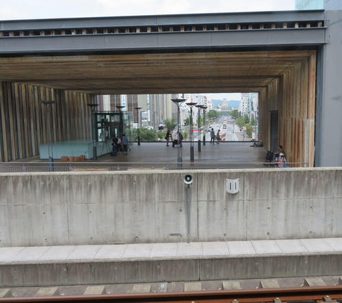 〈1〉高架となっている姫新線のホームからは吹き抜けで姫路城が見える（2020年8月）