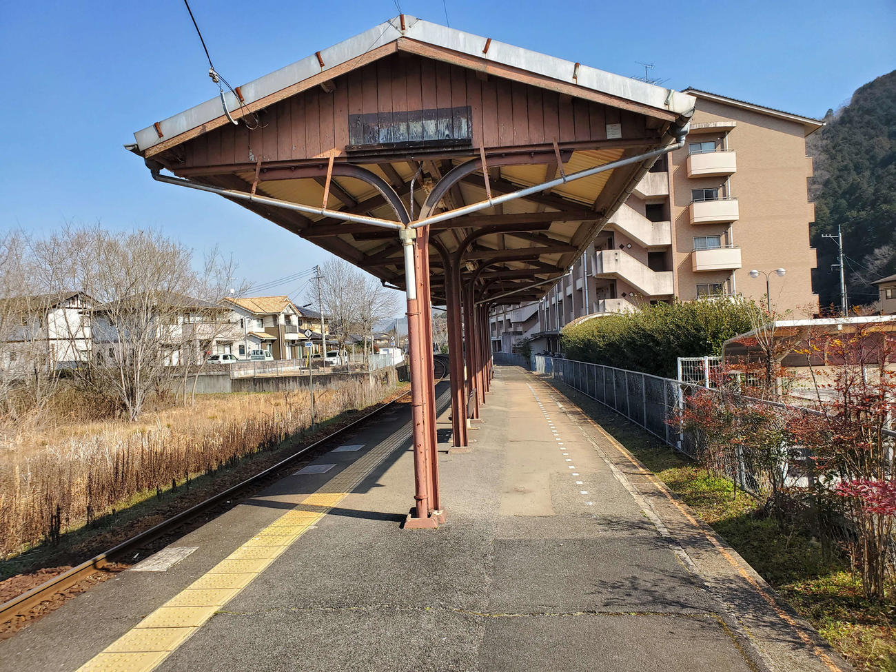 〈11〉かつて2線のホームだった跡が残る
