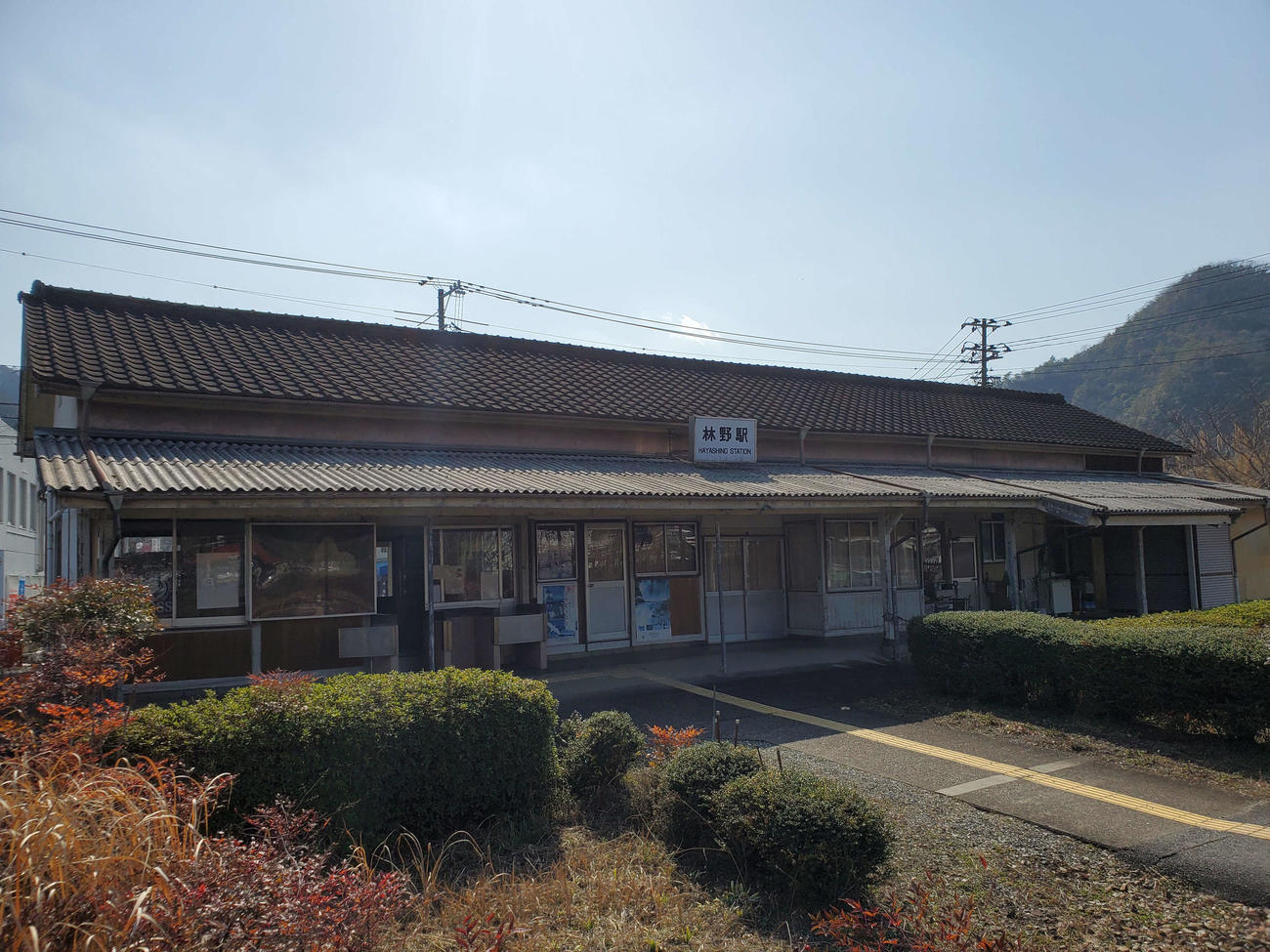 〈7〉線路側から見た駅舎。古民家を思わせる