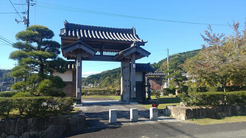 〈3〉再建された宿場町の門（2018年11月）