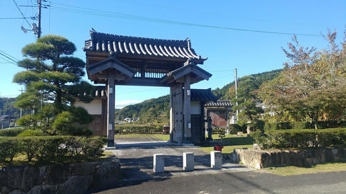 〈3〉再建された宿場町の門(2018年11月)