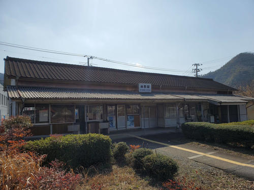 〈7〉線路側から見た駅舎。古民家を思わせる