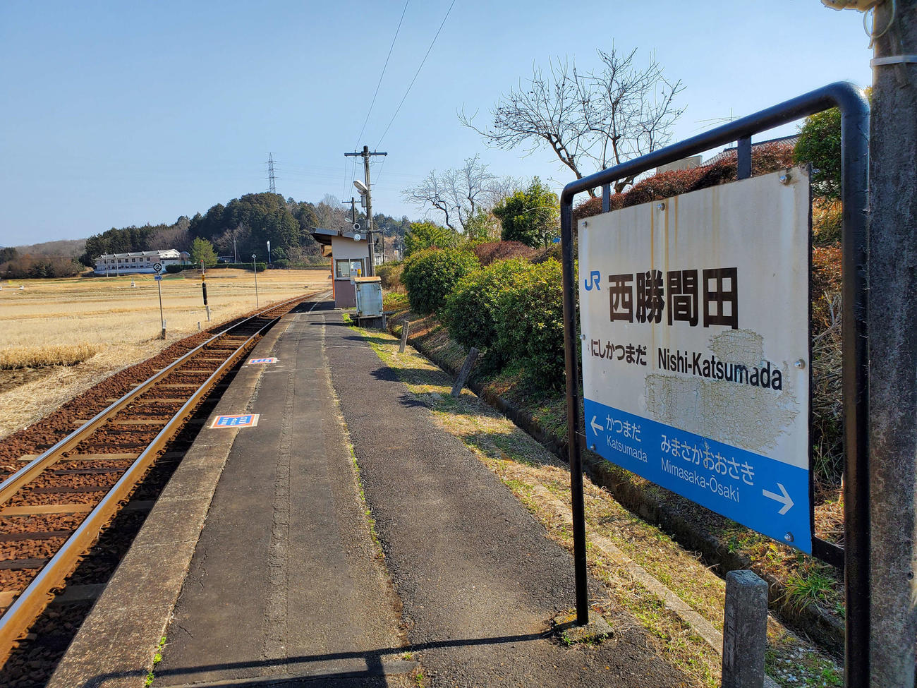 〈8〉カーブ上に設けられたホームの前は農地