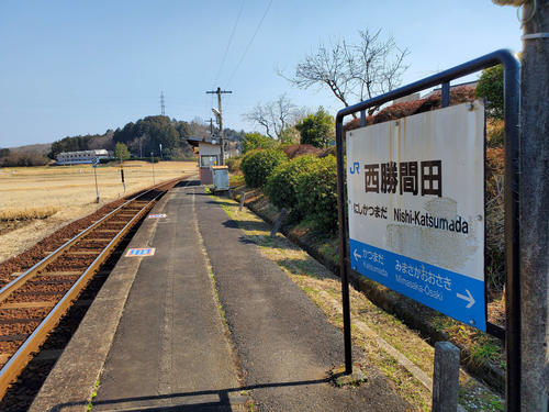 〈8〉カーブ上に設けられたホームの前は農地