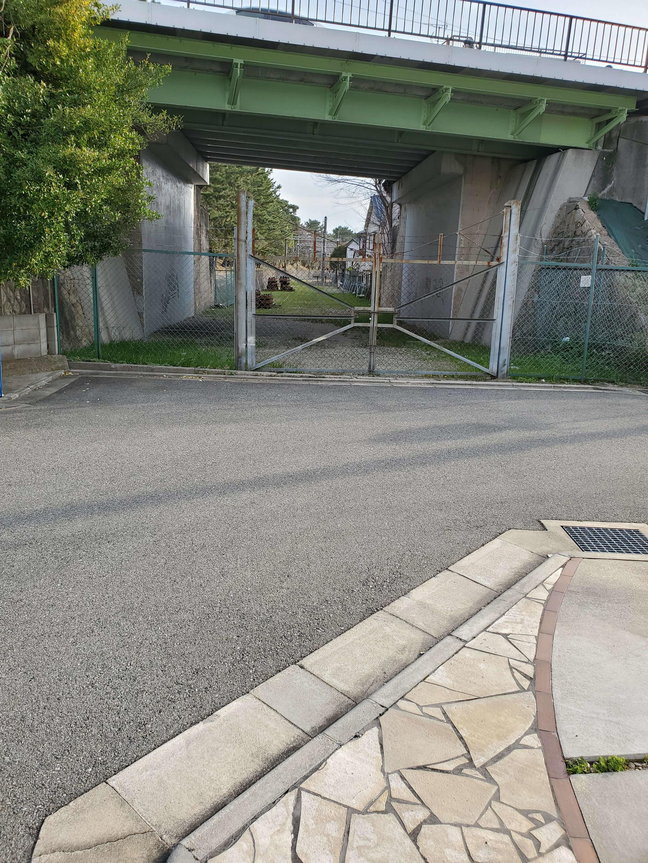 〈13〉現役路線の北側に到着