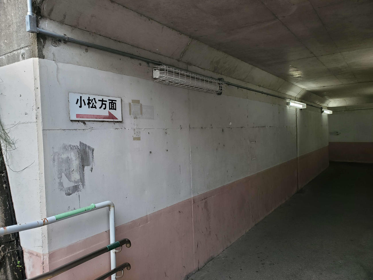 〈16〉駅の通路には「小松方面」の文字がある