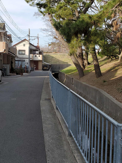 〈10〉奥の突き当たりが武庫大橋駅のあった部分