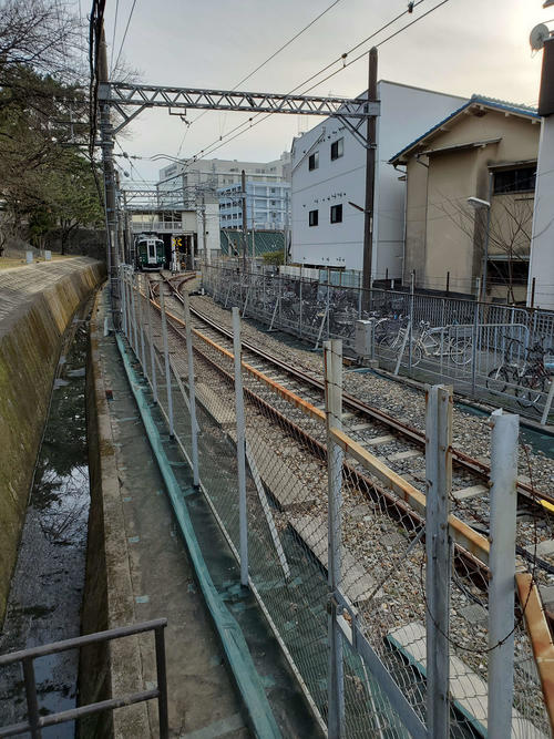 〈14〉引き込み線の北側から。武庫川線専用の新型車両が待機中
