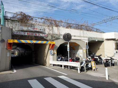 〈4〉高架の南側の断面は四角