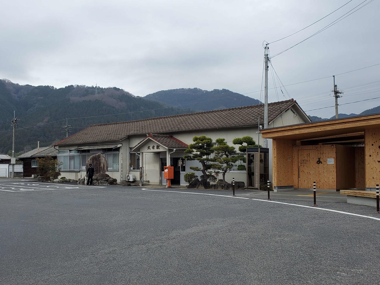 〈11〉瓦ぶきの駅舎が残る久世駅