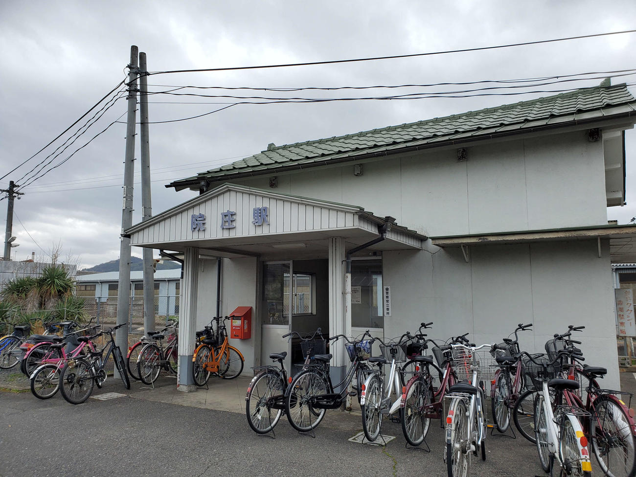 〈13〉院庄駅はかつての事務室部分が削られ待合室だけが残る