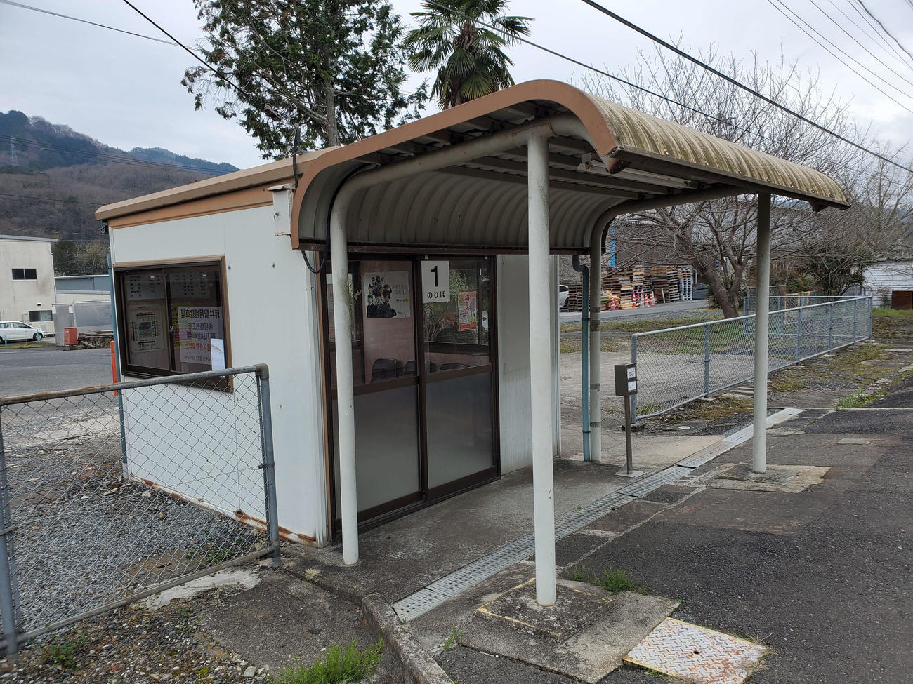 〈7〉バス停のような坪井駅の待合所