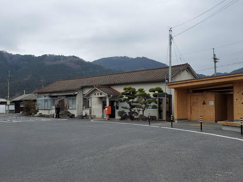 〈11〉瓦ぶきの駅舎が残る久世駅