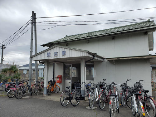 〈13〉院庄駅はかつての事務室部分が削られ待合室だけが残る