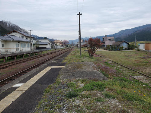〈6〉かつての2面3線ホームは1線が消されている
