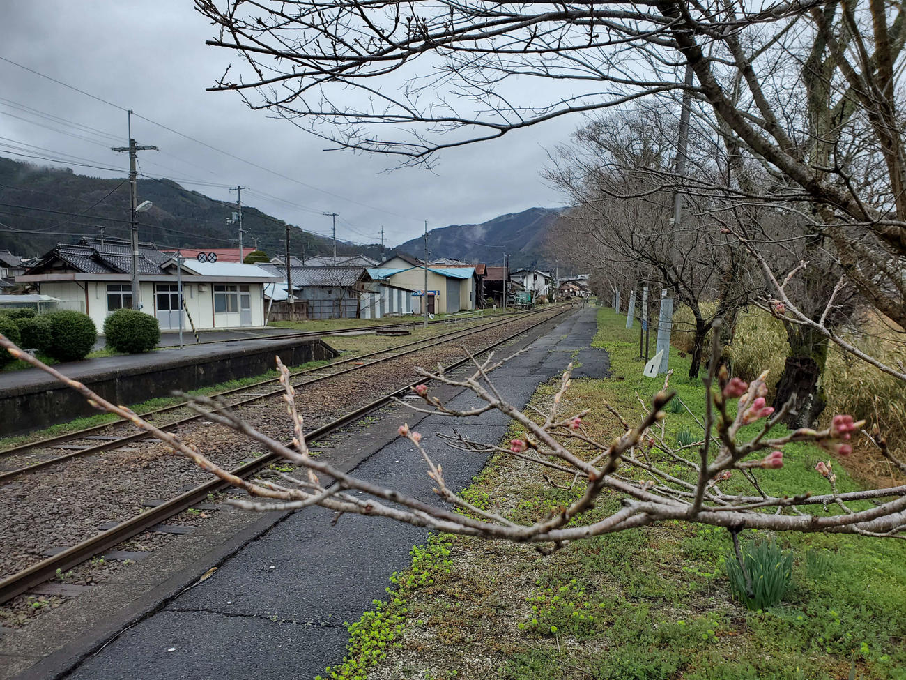 〈17〉雨が上がった刑部駅は遅めの春を待ち構えていた