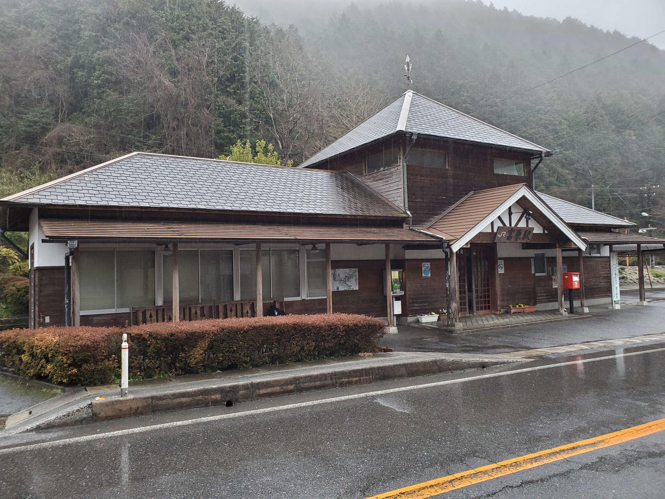 〈2〉ロッジ風駅舎の富原駅