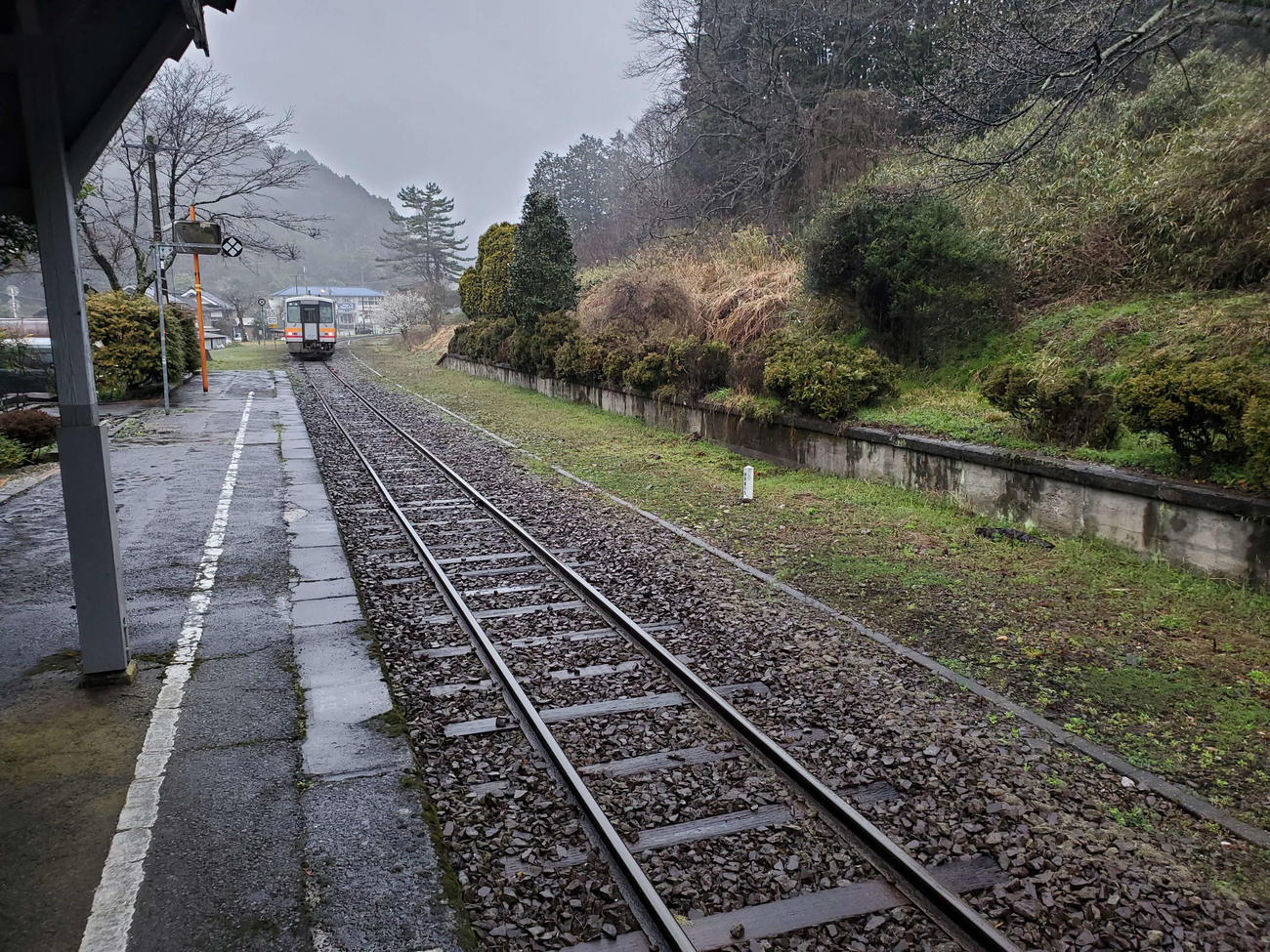 〈3〉片側のレールがなくなった富原駅には桜の木が多かった