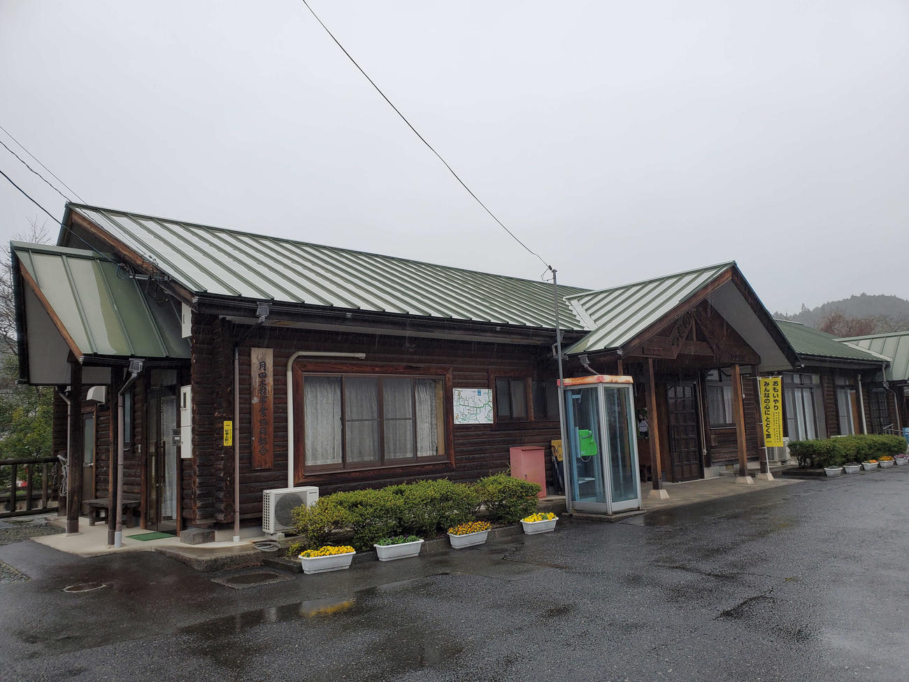 〈5〉ログハウス風の駅舎を持つ月田駅