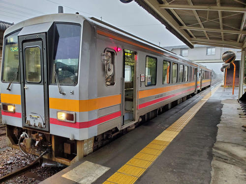 〈1〉あまり出合えないキハ120の2両編成（中国勝山駅）