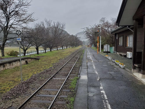 〈8〉かつての急行終着駅は1面のホームだけが残っている