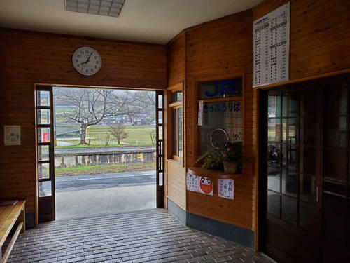 〈9〉切符売り場も役割を終えている