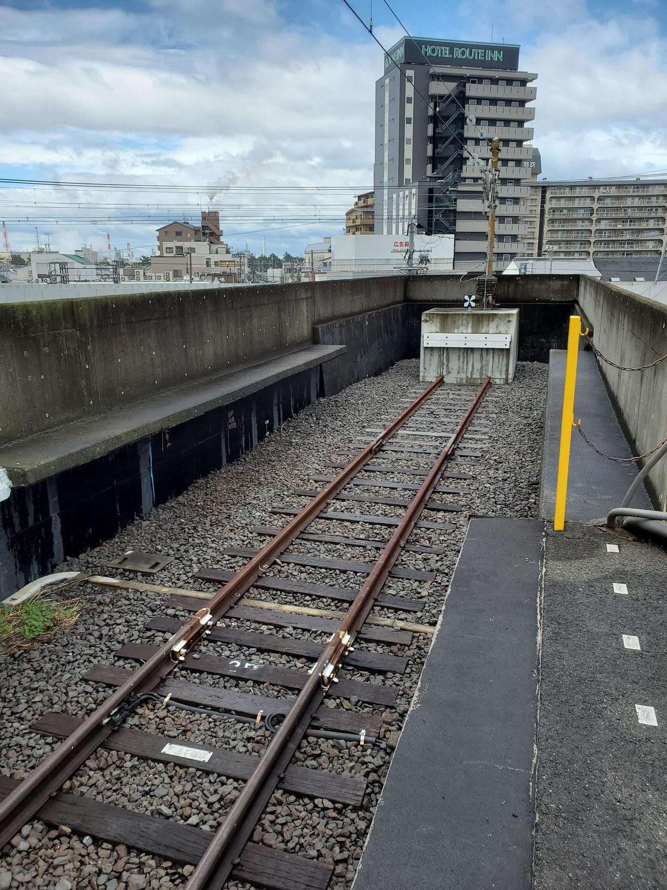 〈5〉東羽衣駅は高架で行き止まり構造となっている