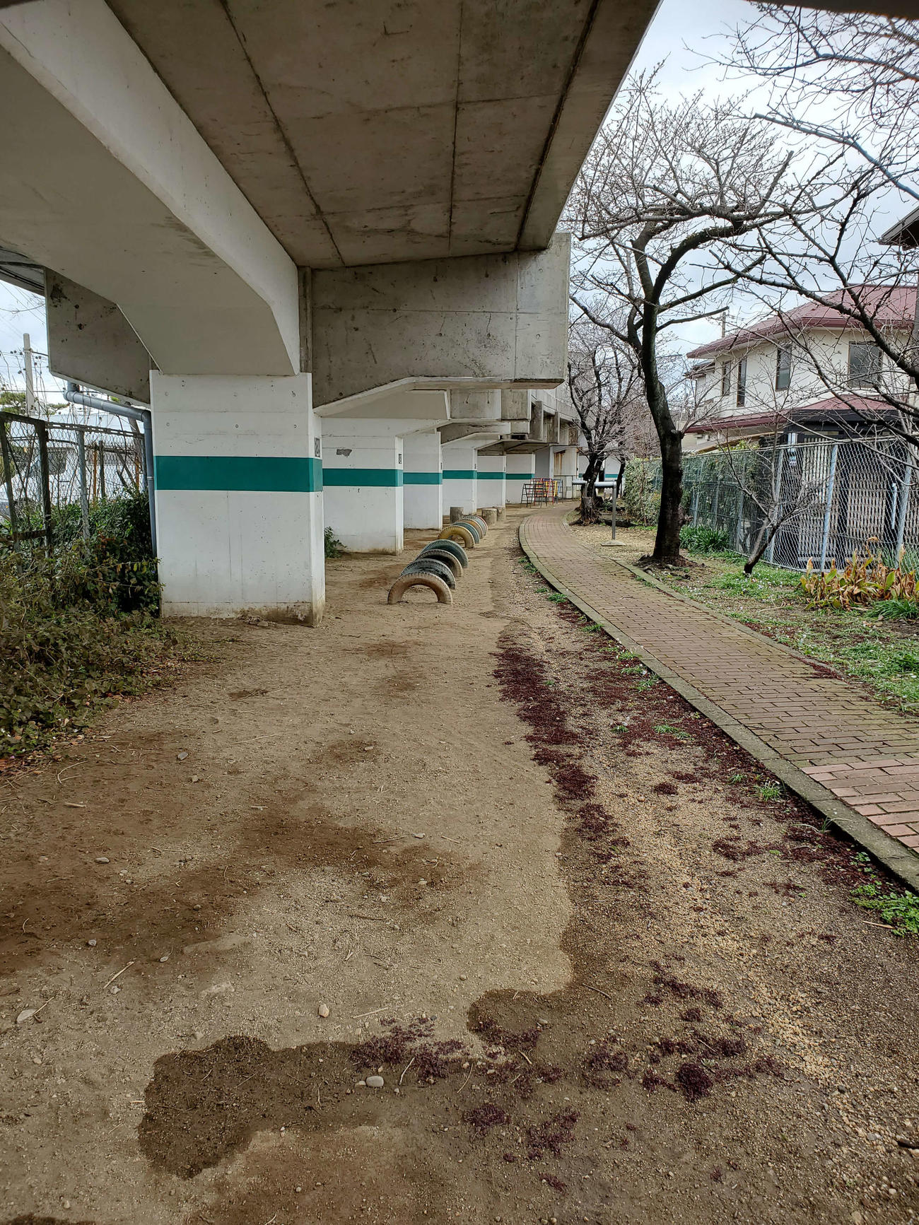 〈15〉高架に沿った遊歩道を歩く