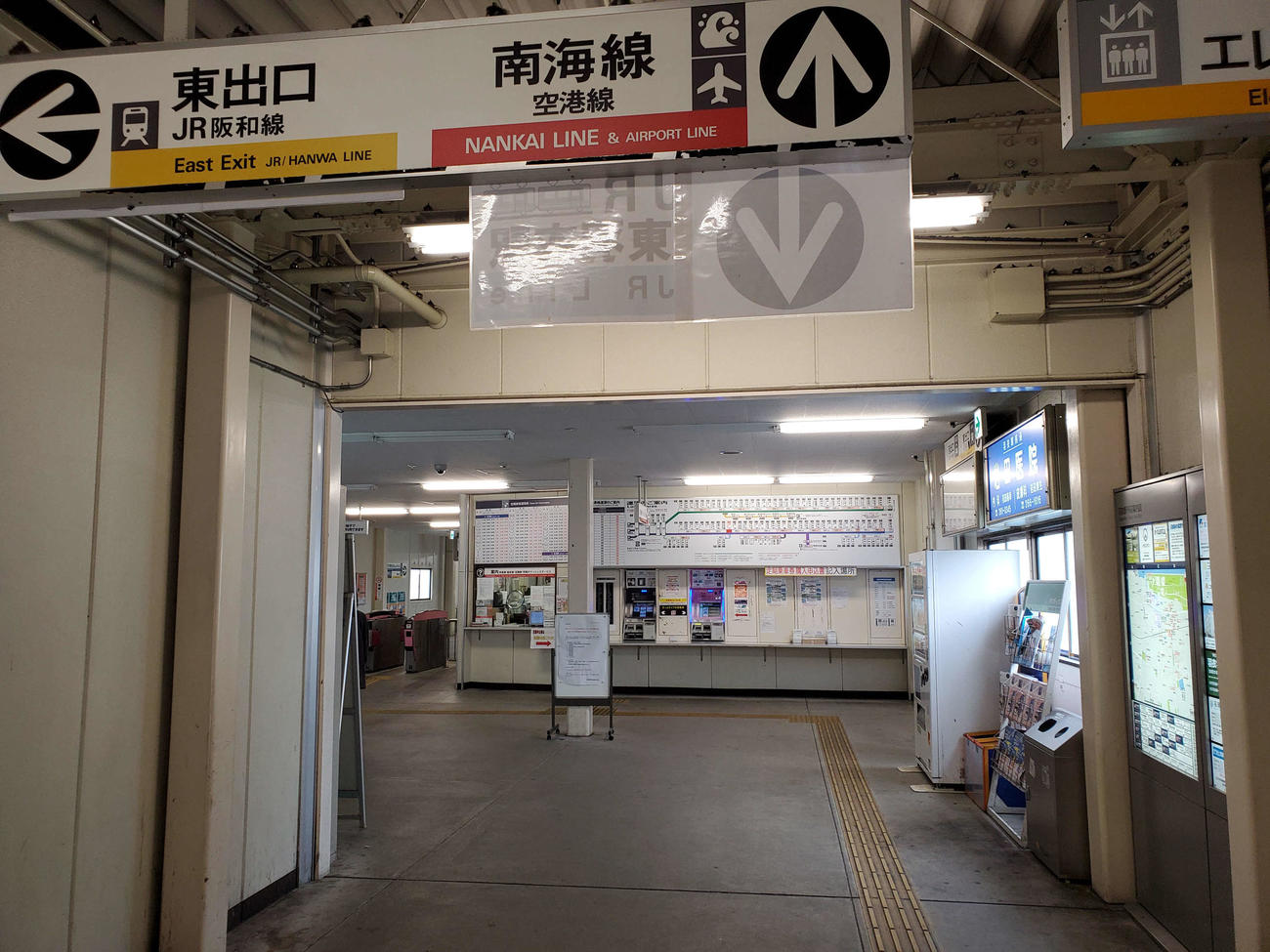 〈2〉高架に向けた工事中のため羽衣は仮駅舎で営業している