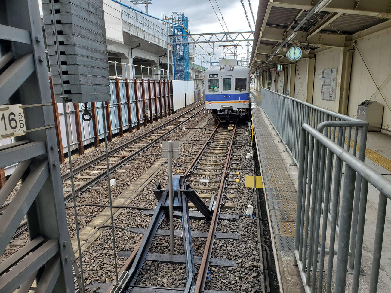 〈5〉切り欠きホームに2両編成のワンマン車が待つ