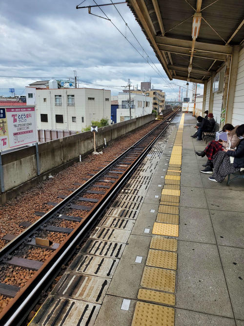 〈18〉1面1線の伽羅橋のホーム