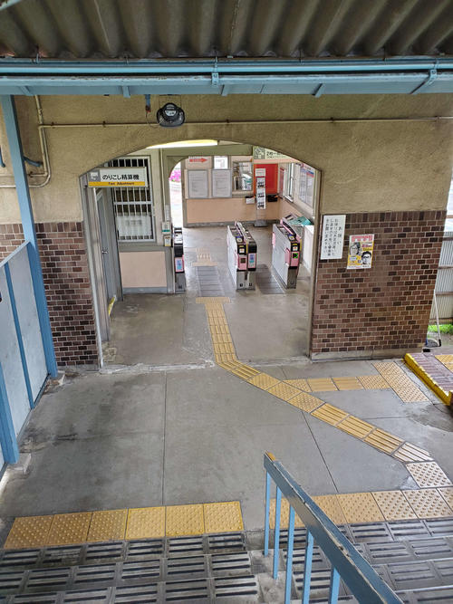 〈9〉階段を下りて地上の駅舎に行く構造