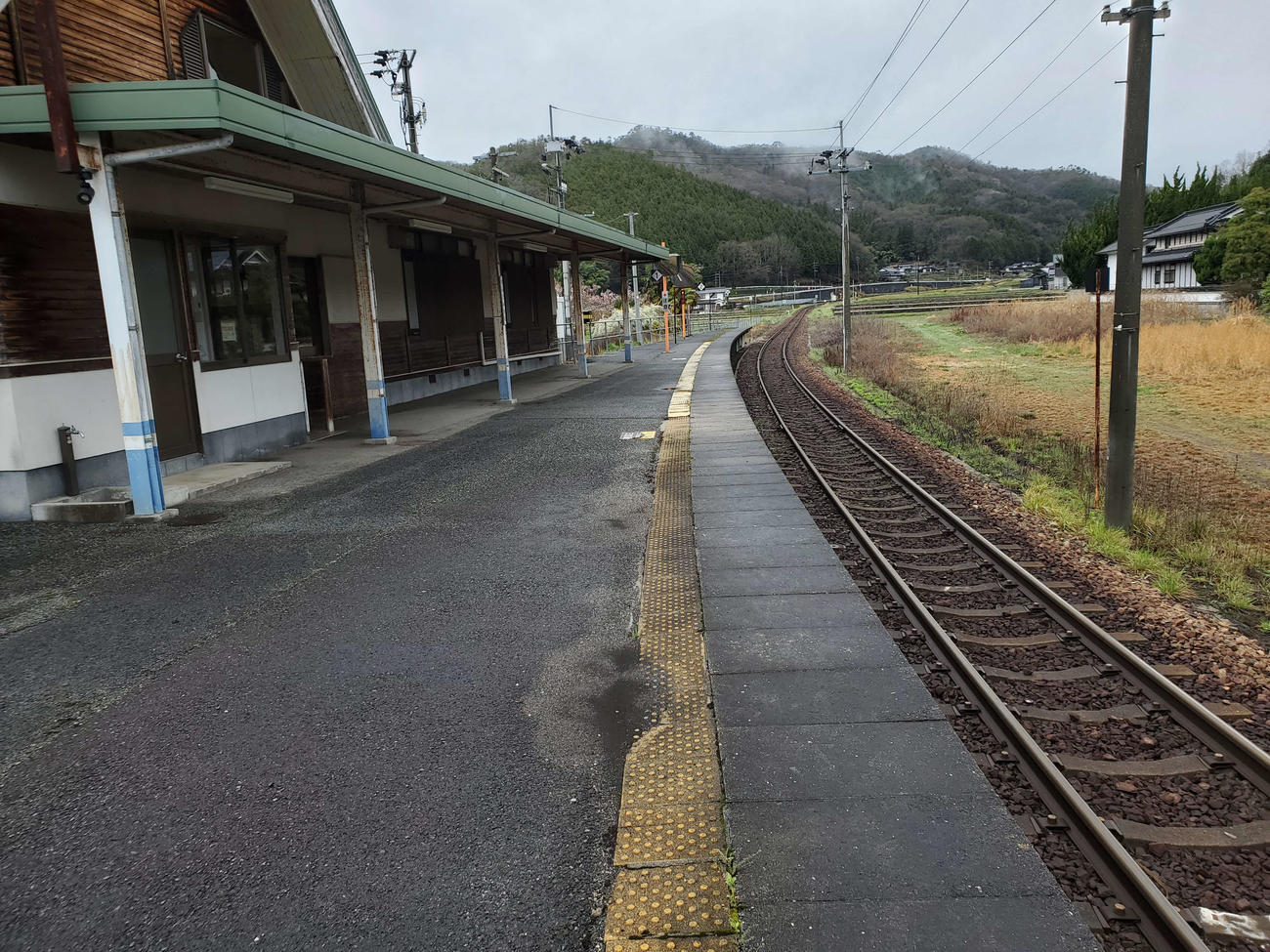〈12〉駅の南側でレールが曲がる形になったことに対応するためホームも扇状に変えられた