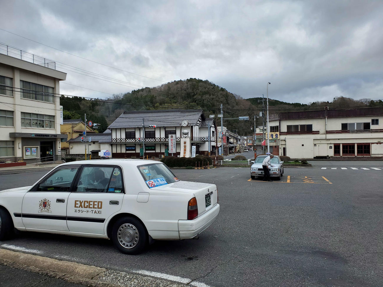〈9〉朝からタクシーが常駐。古い街並みが残る