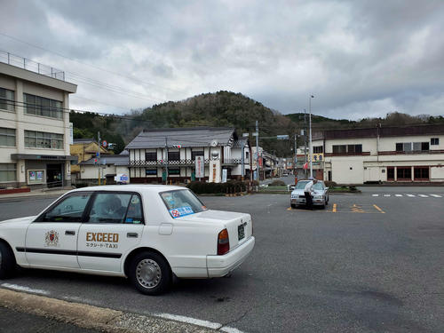 〈9〉朝からタクシーが常駐。古い街並みが残る