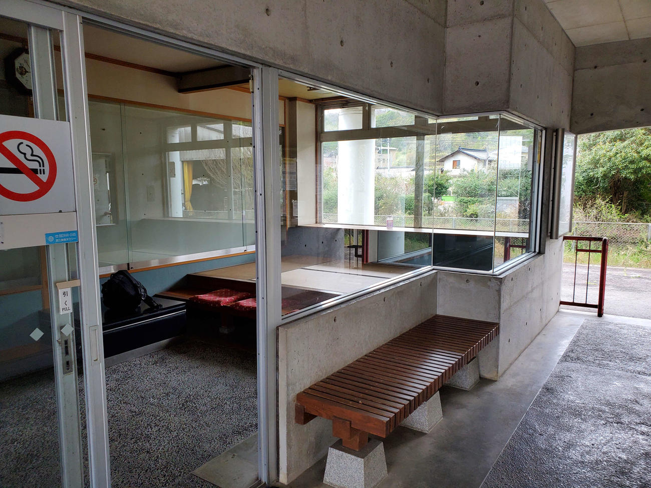 〈13〉三良坂の待合室が立派すぎて、ついウトウトしてしまった
