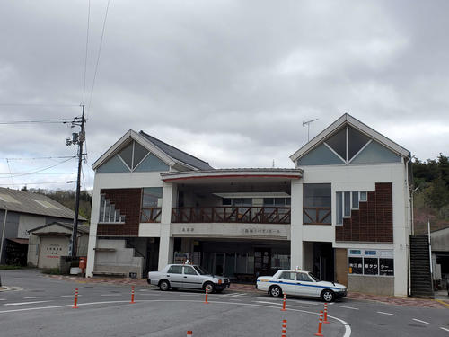 〈10〉三良坂の駅舎には多目的ホールがあり、タクシー会社が入居している