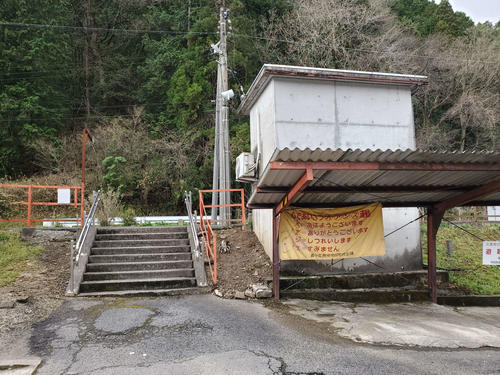 〈4〉梶田駅の入り口