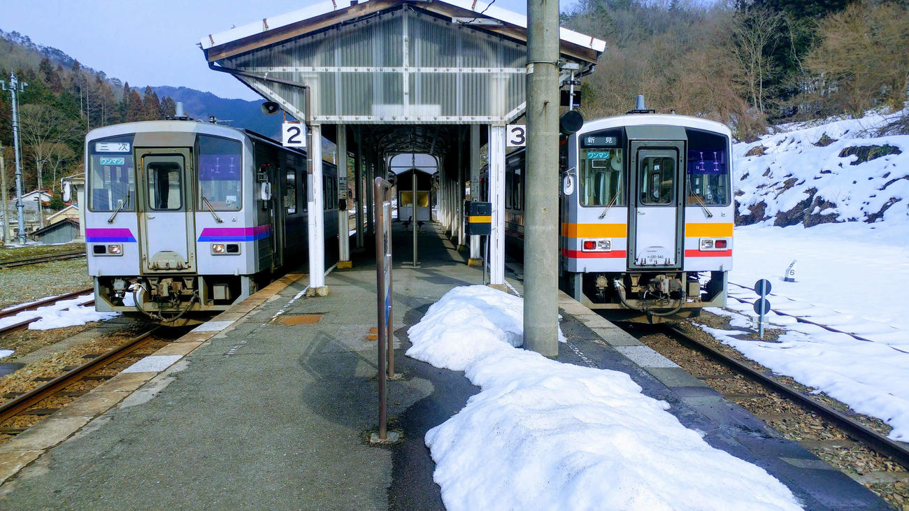 （13）三次行き（左）と新見行きが並ぶ。木次線は雪のため代行バスだった
