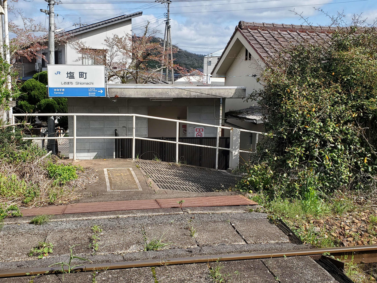（3）ホームの外のユニークな場所に駅名標が掲げられている