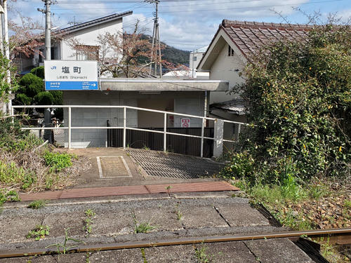 （3）ホームの外のユニークな場所に駅名標が掲げられている
