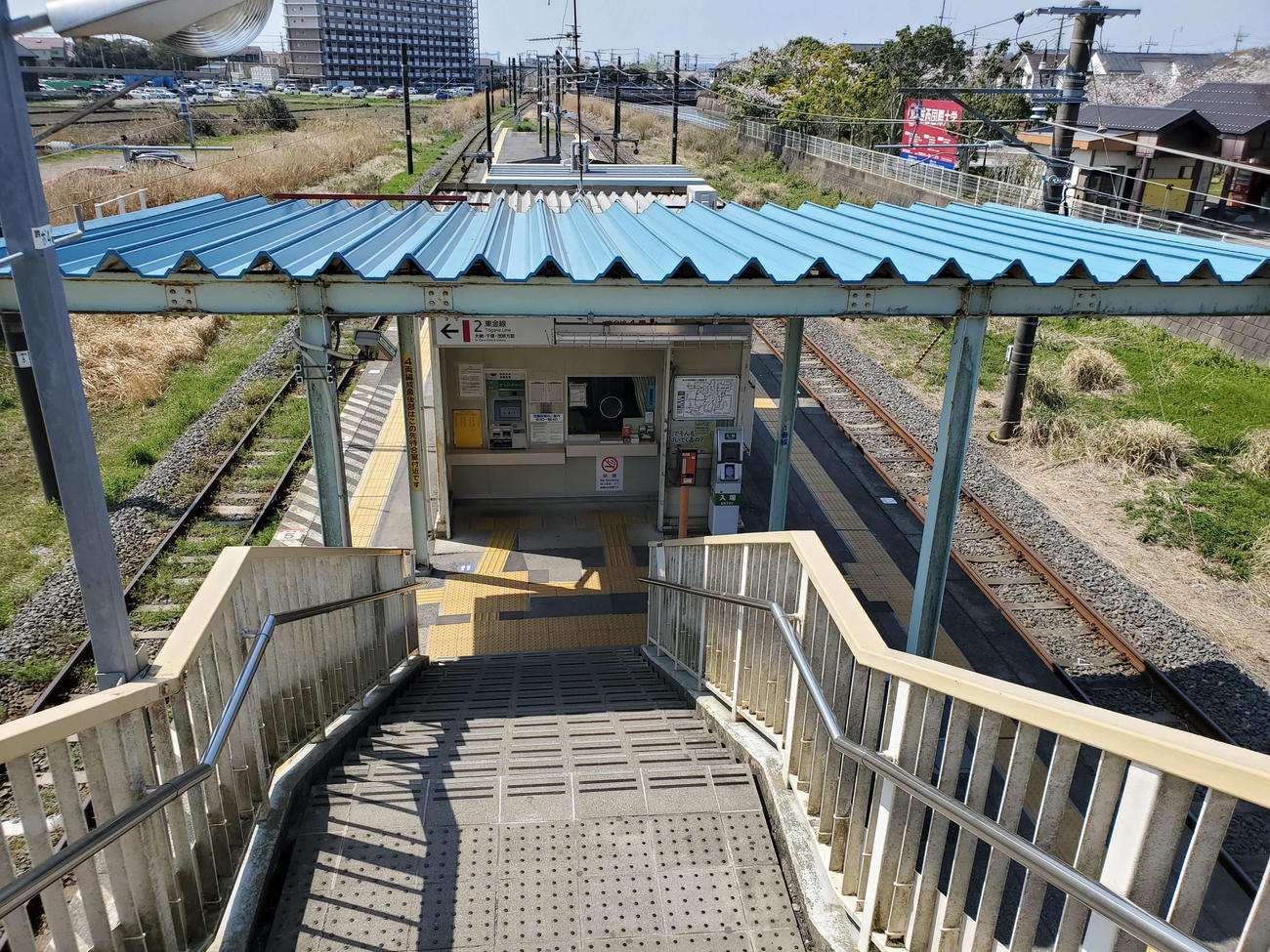 〈10〉跨線橋を降りるとホームに窓口と券売機がある