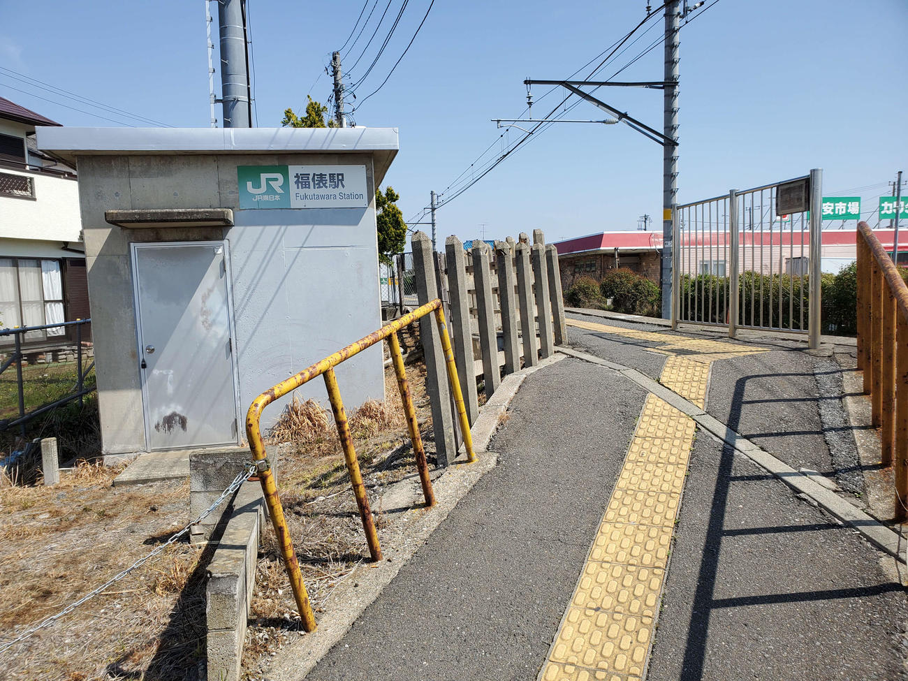 〈11〉駅舎や改札はなく、そのままホームに入る構造となっている